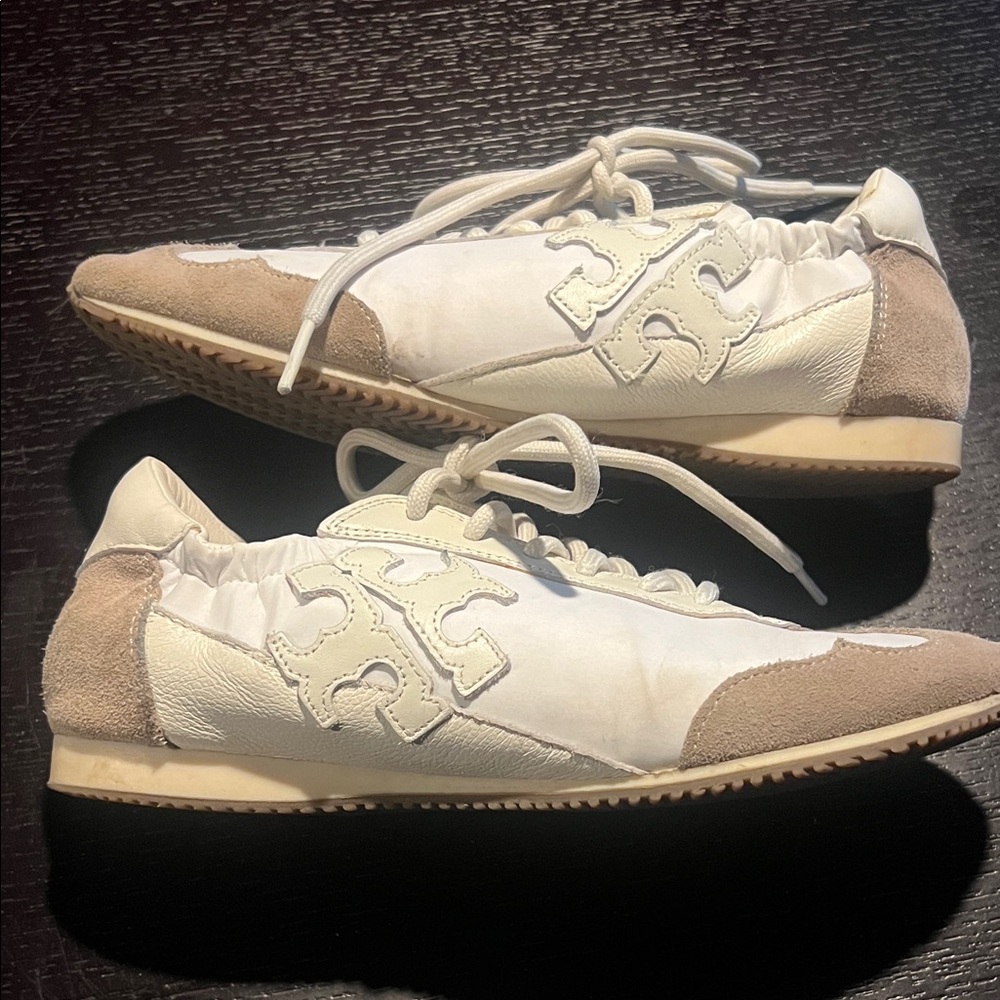 Trendy leather sneakers. Size 6. Good used condition.